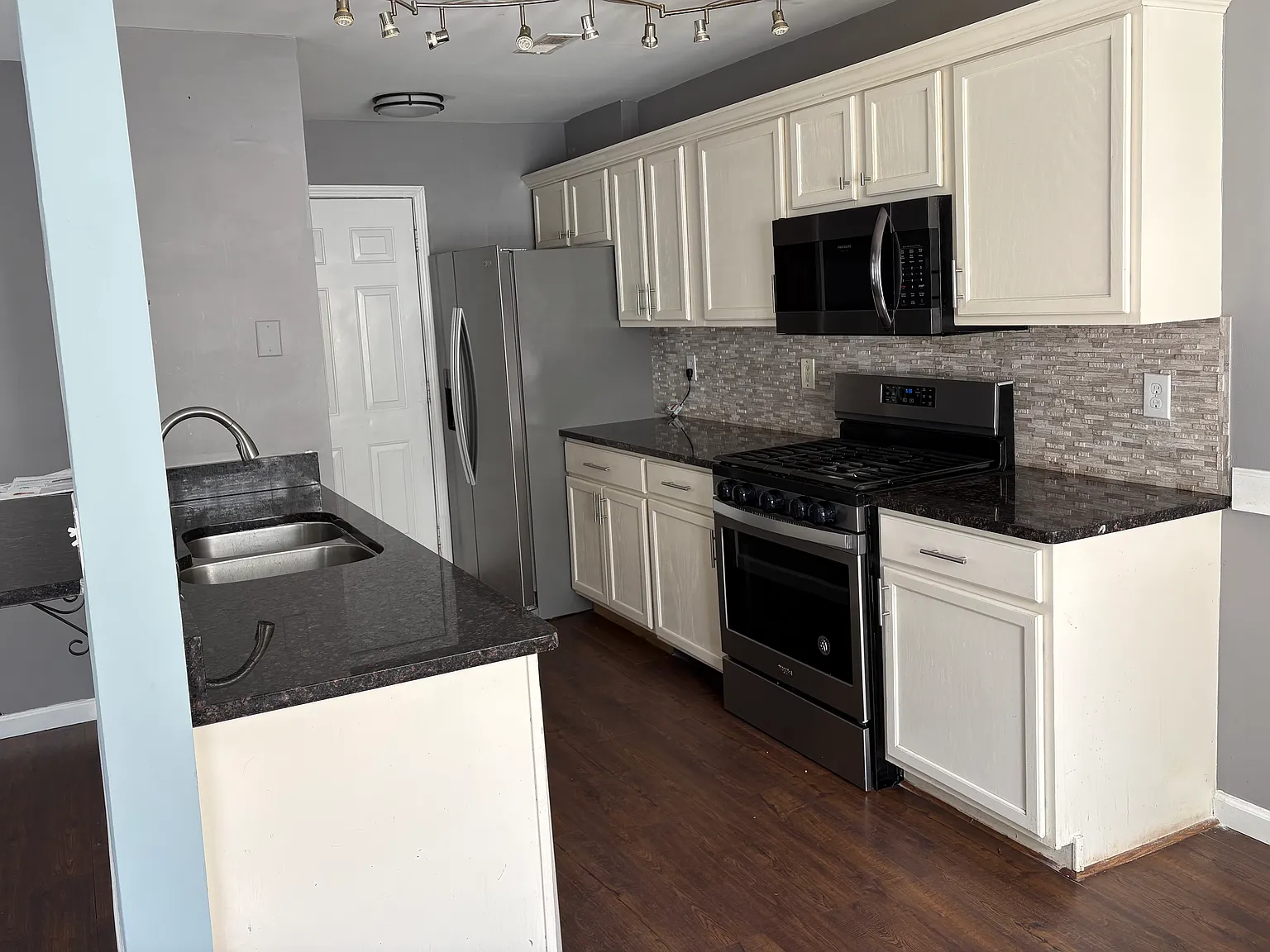 3 bed, 2.5 bath, 1360 sqft, $2,200 — Photo 3