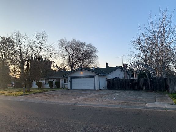 3rd image of 9572 Emerald Park Dr