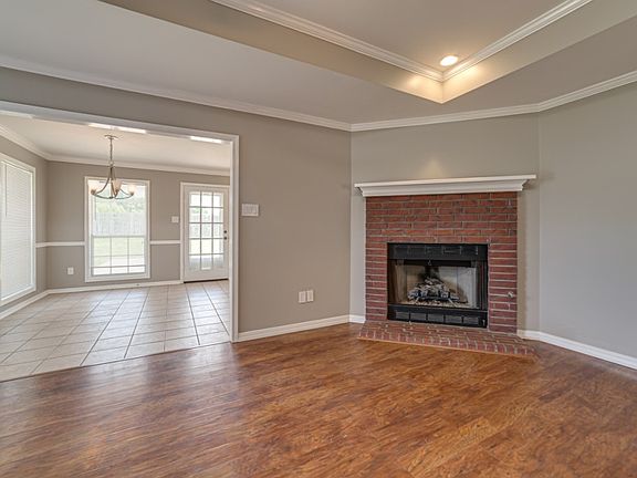 3rd image of 122 Greenfield Cir