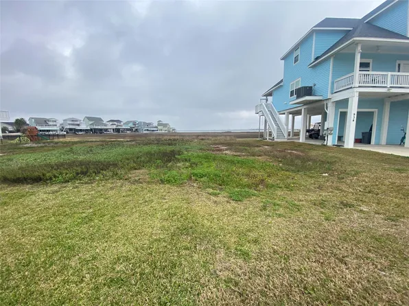 22 Tiki Dr, Galveston, TX 77554
