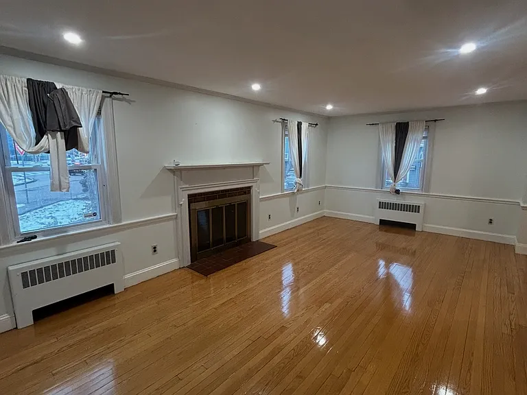 632 W Roxbury Pkwy — Photo 2