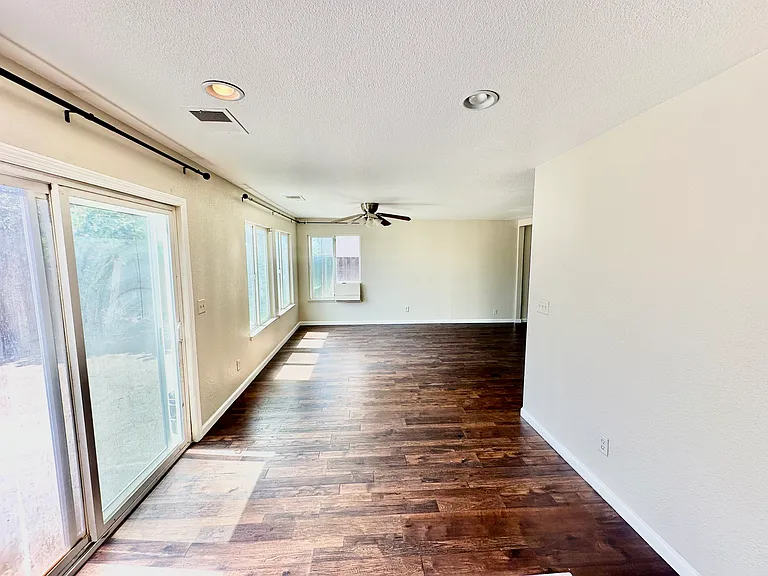 866 Papaya St — Photo 8