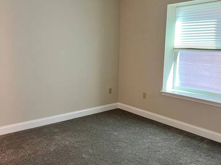 305 W Utica St — Photo 11