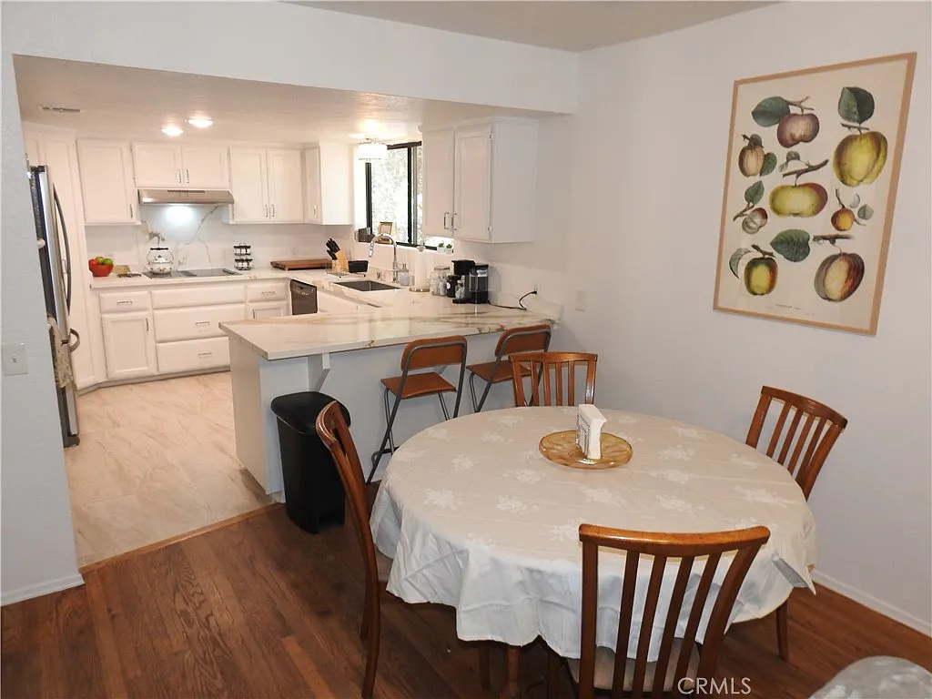 3 bed, 2198 sqft, $324 — Photo 4