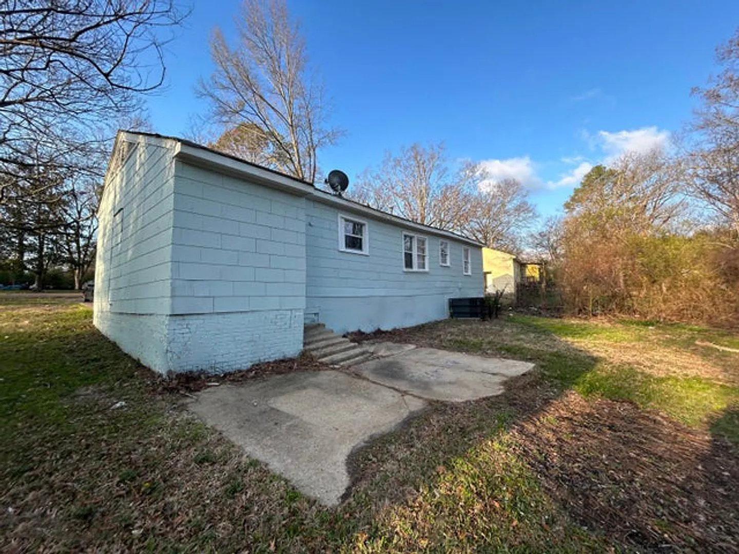 Quaint 4 bed 2 bath home — Photo 2