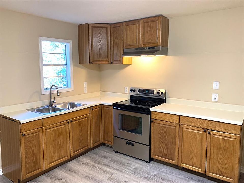 2nd image of 212 Hickory Nut St