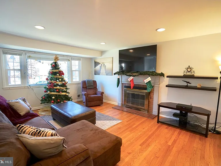 4218 University Dr — Photo 9