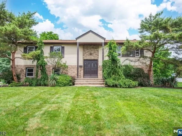 15 Orlando Dr, Fairfield, NJ 07004