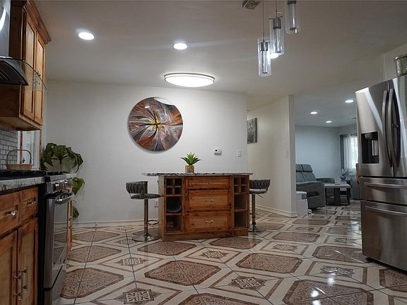 4th image of 161 Hicks Loop W