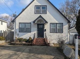 27 Brook Ave, Bay Shore, NY 11706