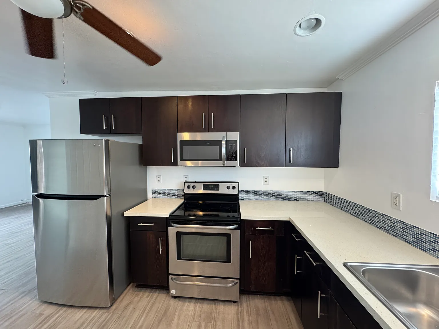 3 bed, 1100 sqft, $3,195 — Photo 3