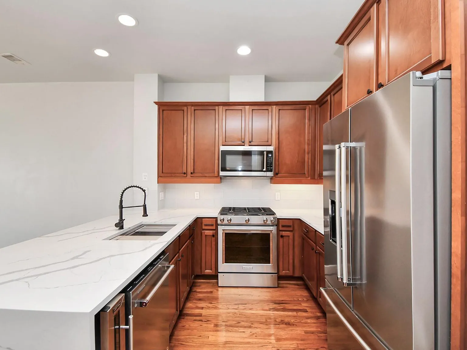 3 bed, 1971 sqft, $3,000 — Photo 4