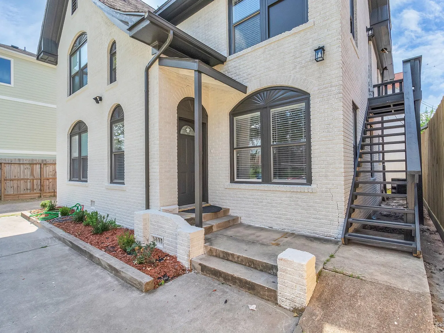 3 bed, 2.0 bath, 2398 sqft, $2,200 — Photo 4