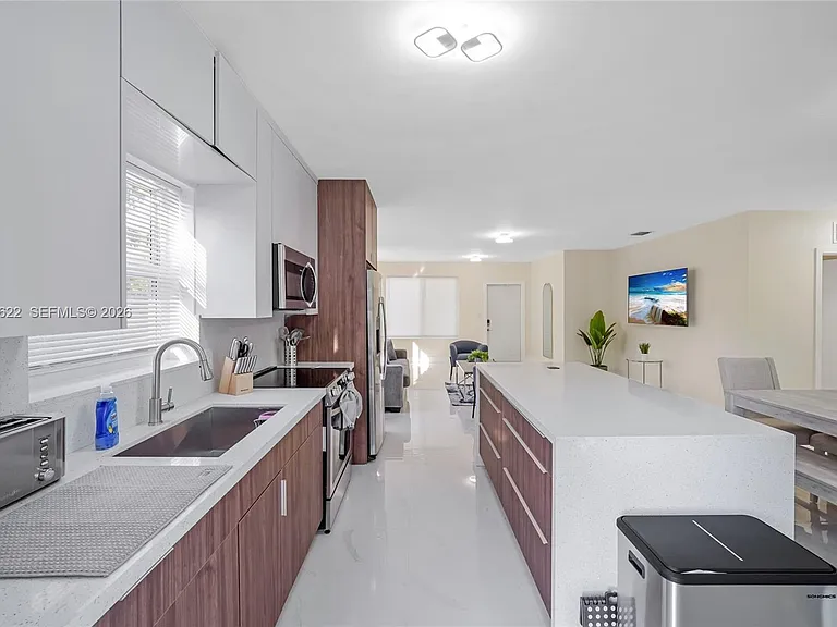 1021 NE 3rd Ave — Photo 15