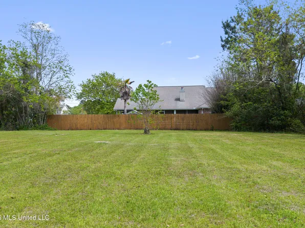 606 Sears Ave, Waveland, MS 39576