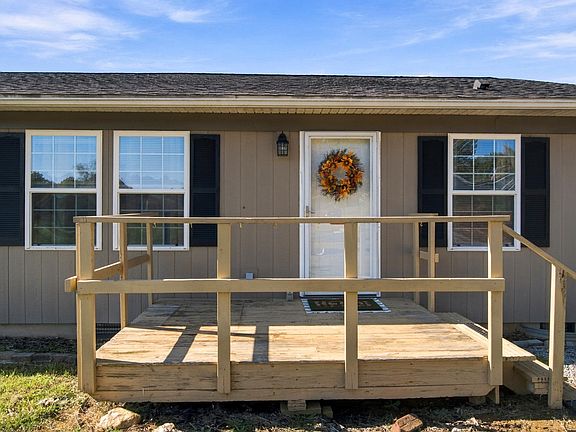 3rd image of 564 Jerry Ln NE