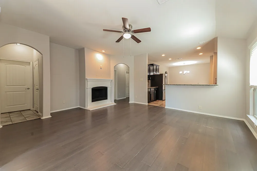 3 bed, 2.0 bath, 1403 sqft, $1,850 — Photo 3