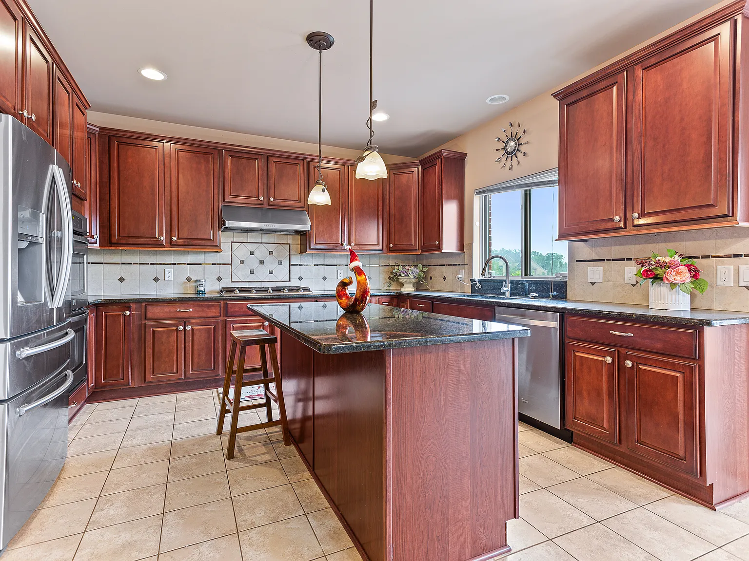 5 bed, 4837 sqft, $4,600 — Photo 4