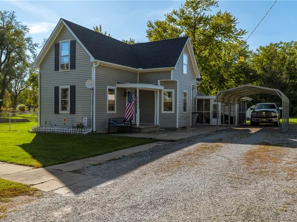 325 S Main St, Warrensburg, IL 62573