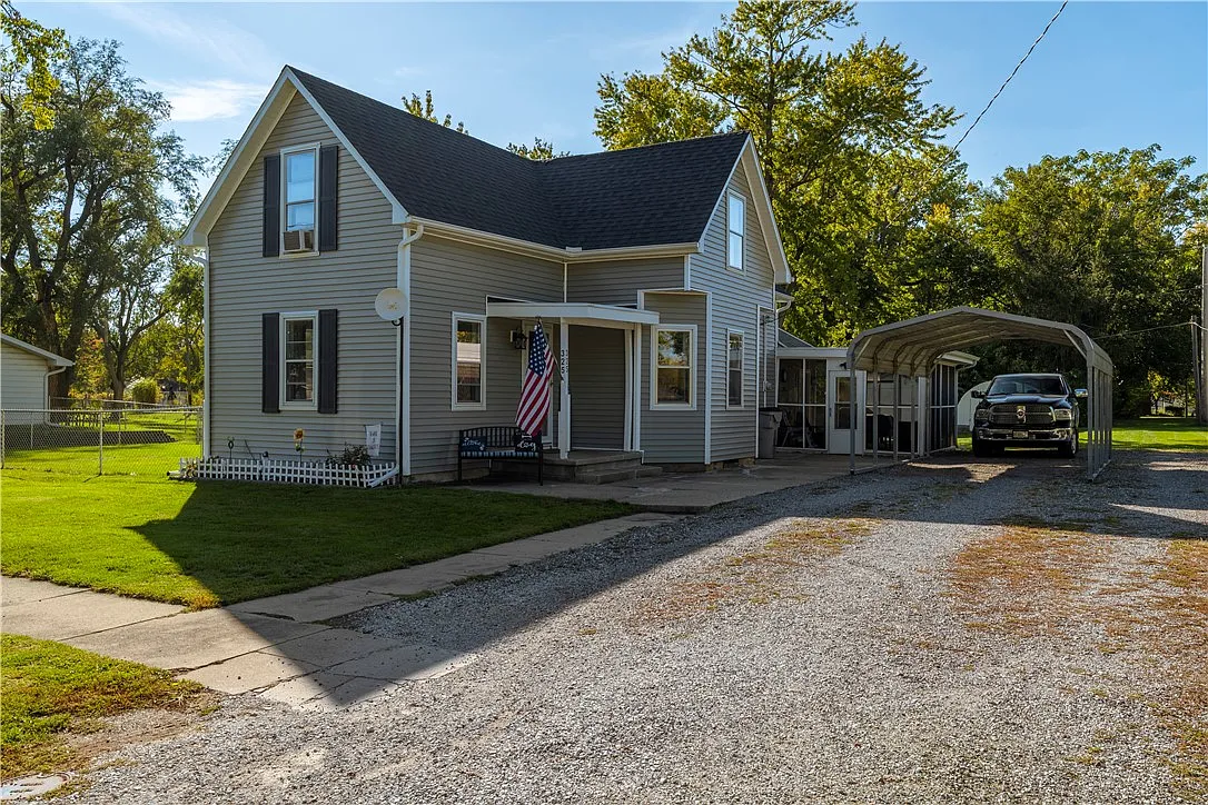 325 S Main St photo 1