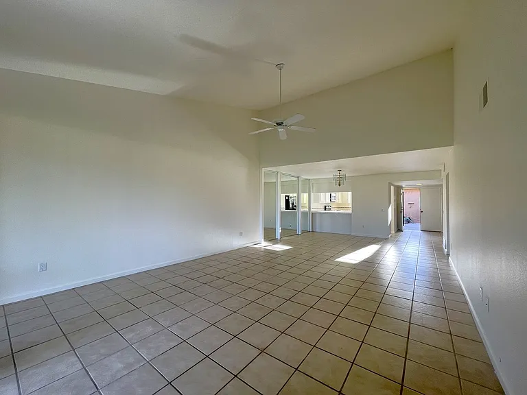 35 Malaga Dr — Photo 11