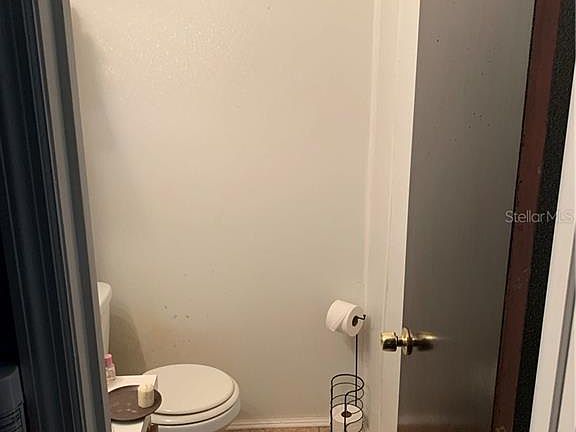 5th image of 916 Jacaranda Dr