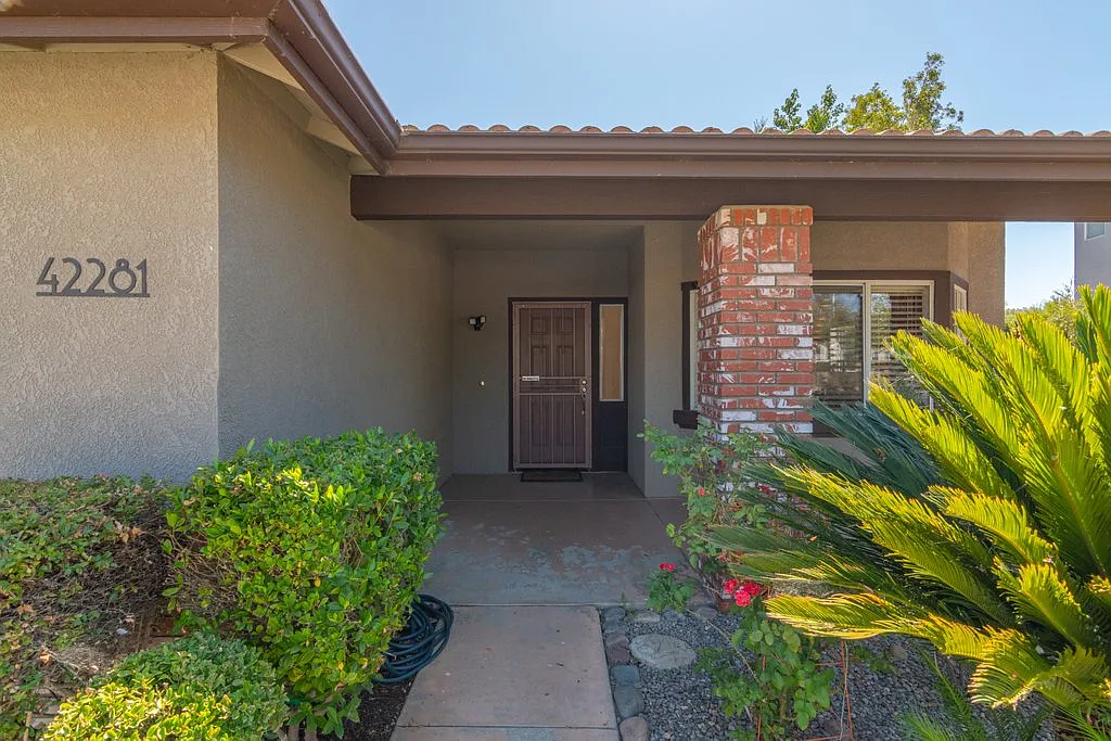 3 bed, 1360 sqft, $3,200 — Photo 2