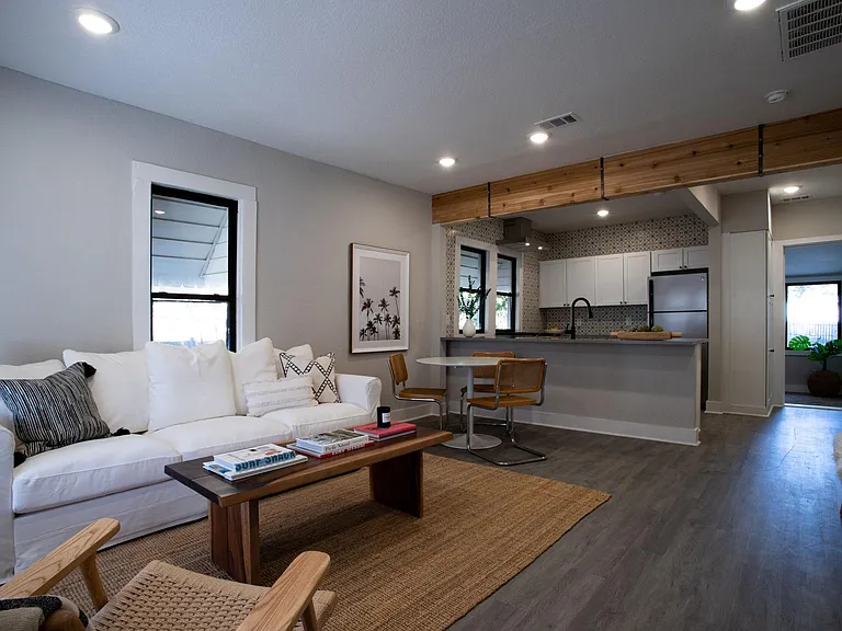 2855 Sharon St — Photo 2