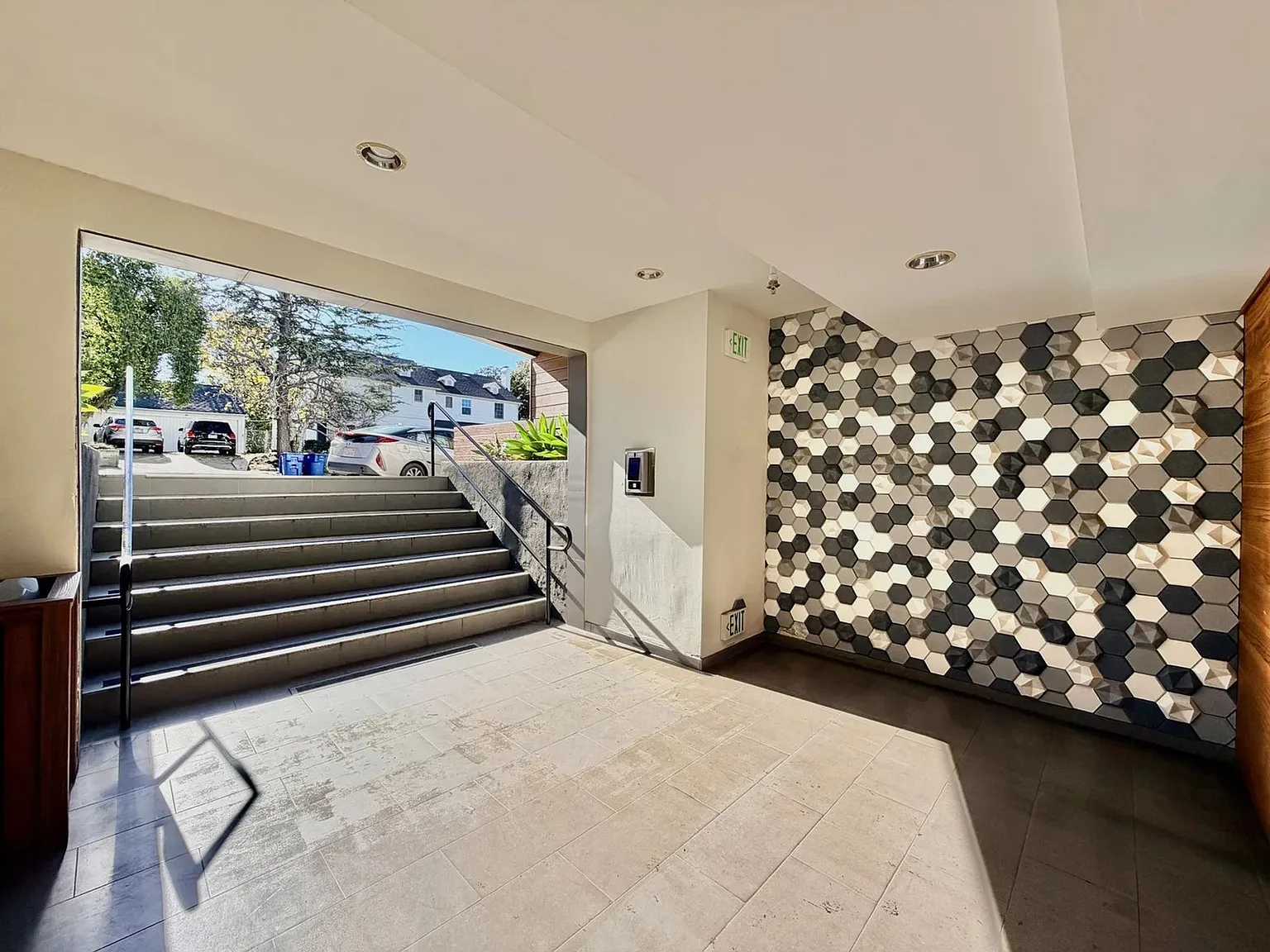 Wilshire Embassy Apartments — Photo 3