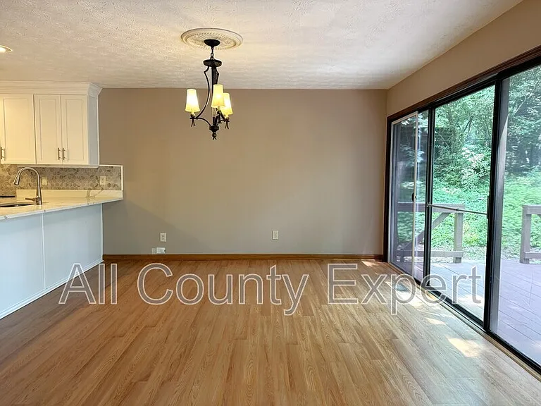 1302 Colony Dr — Photo 6