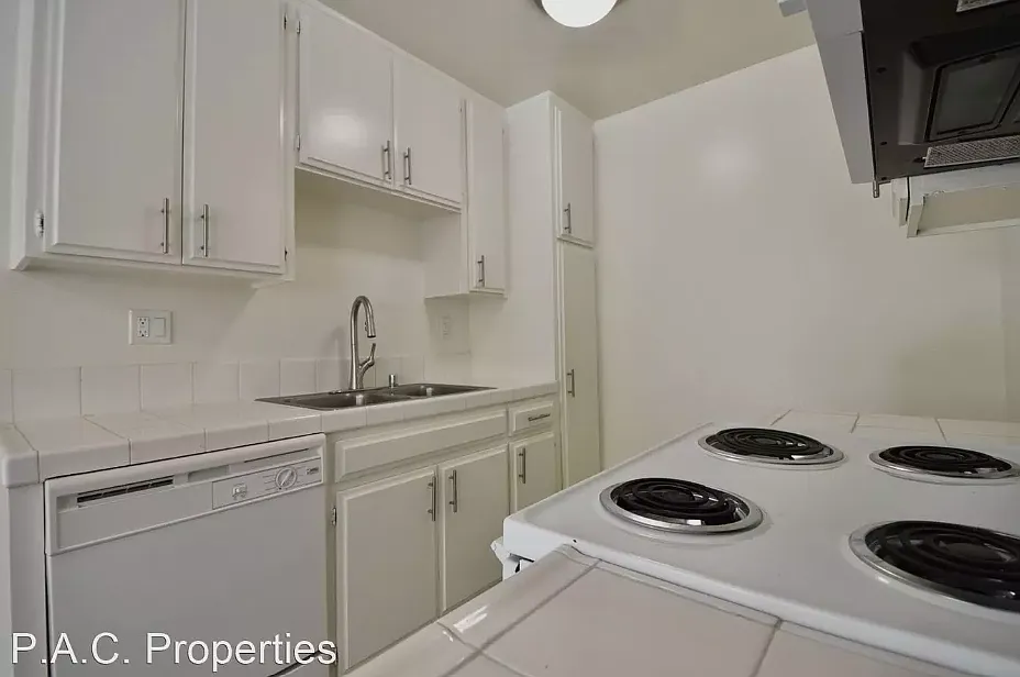 13019 Oxnard St — Photo 3
