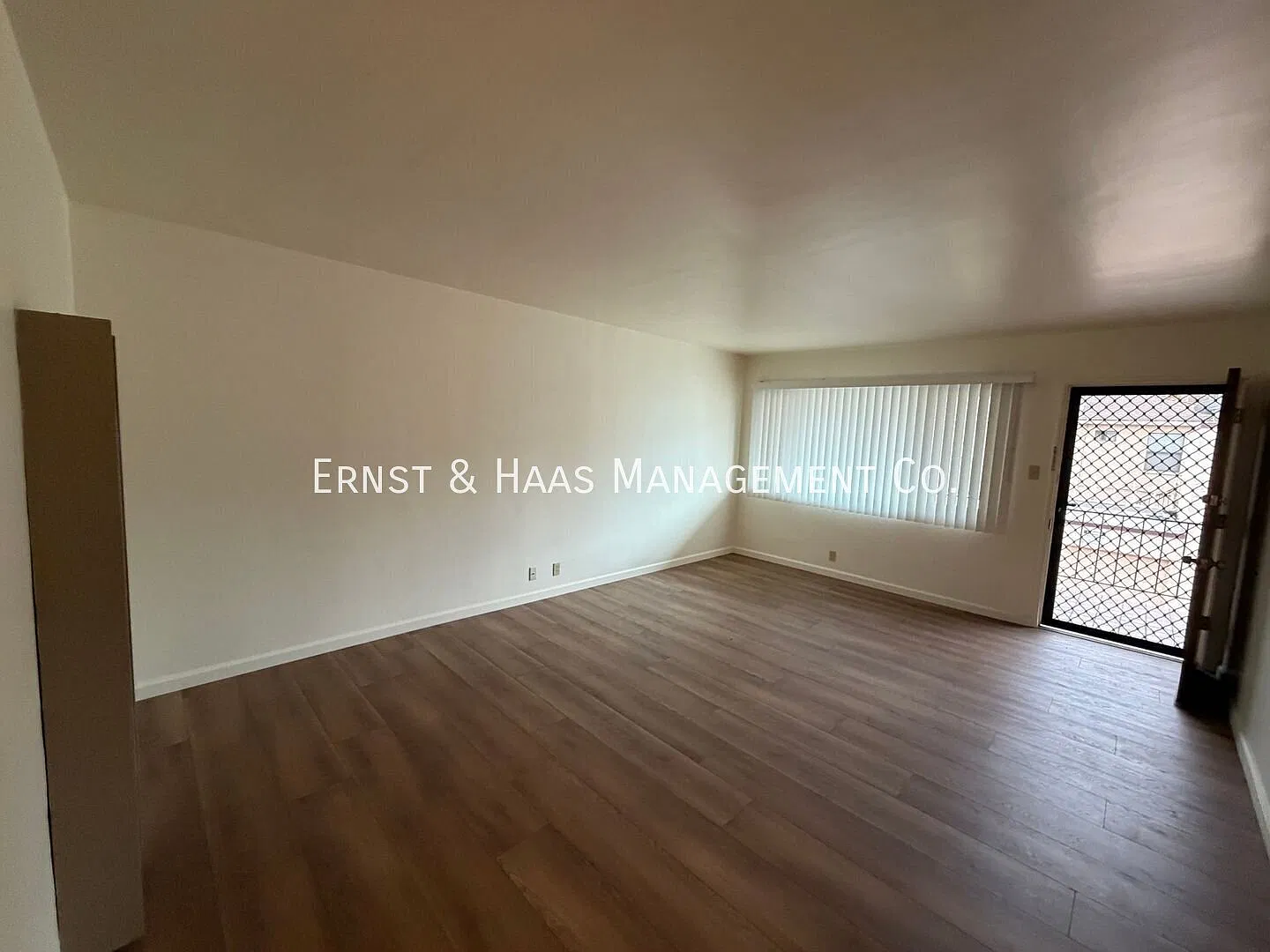 Beautifully Updated Apartment Just Steps From Downtown Long Beach! — Photo 4