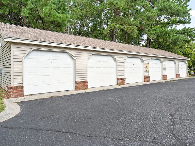 Litchfield Oaks Apartments — Photo 29