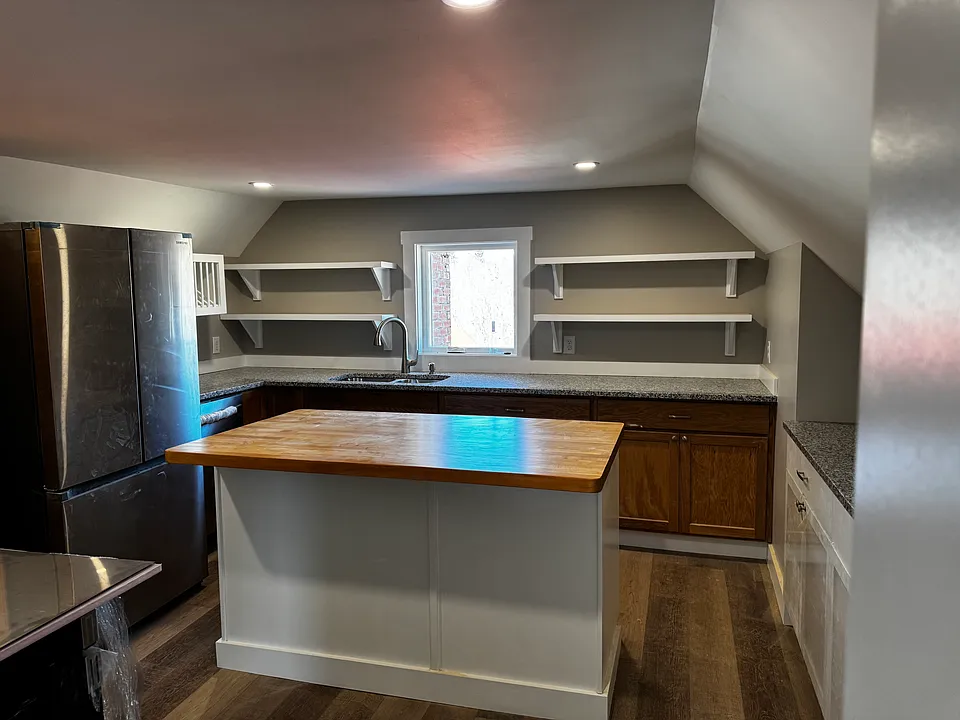 16 E Main St #B