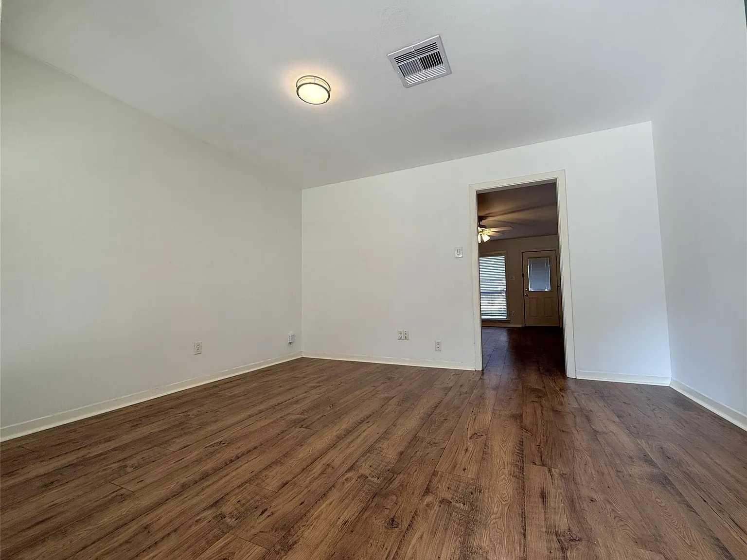 3 bed, 2.0 bath, 1390 sqft, $2,850 — Photo 2
