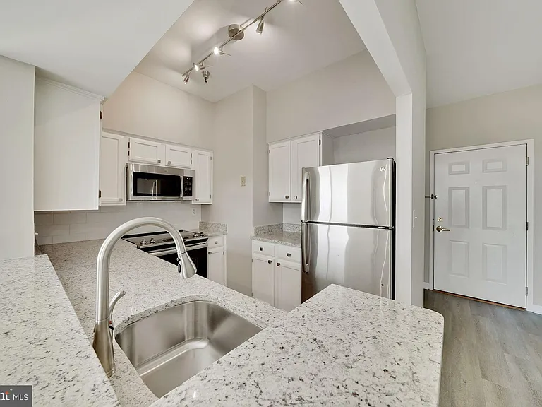 2400 Clarendon Blvd #Penthouse 12 — Photo 8
