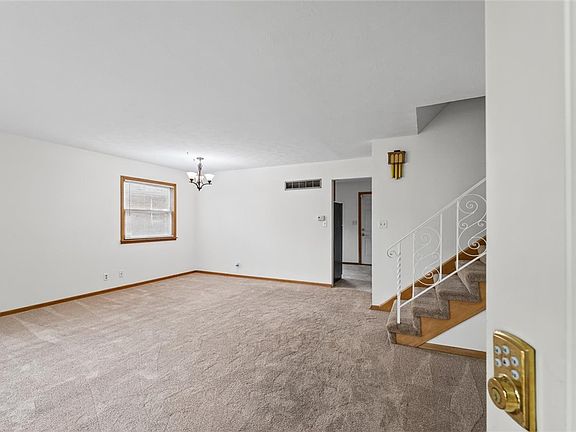 5th image of 2035 E Dickinson Ave