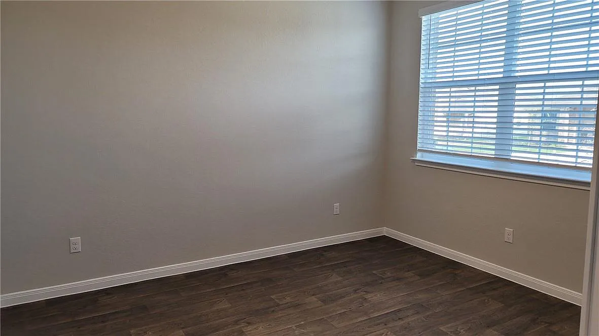 4 bed, 2.5 bath, 2149 sqft, $2,300 — Photo 4