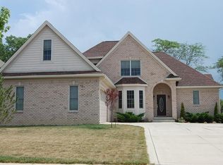 571 Ridge Point Dr, Dundee, MI 48131