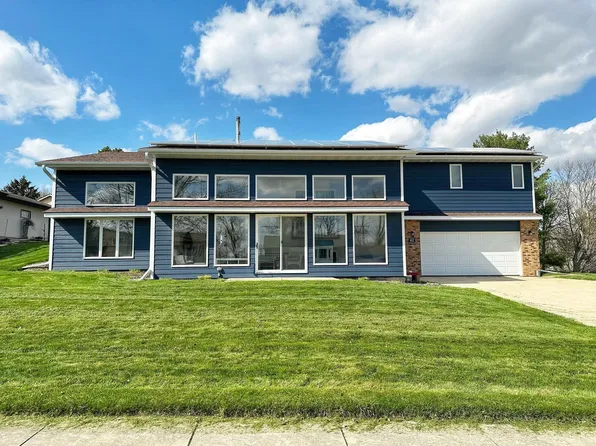 412 Twin View Dr, Decorah, IA 52101
