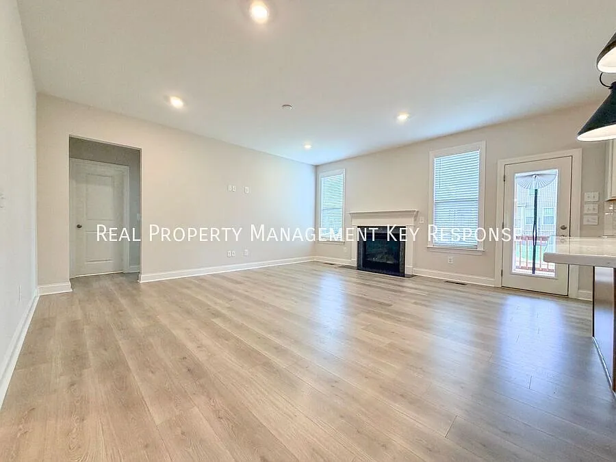 Beautiful 4 Bedroom Home with Fenced Backyard & Sought-After McCain Station in Station Camp Schoo... — Photo 2
