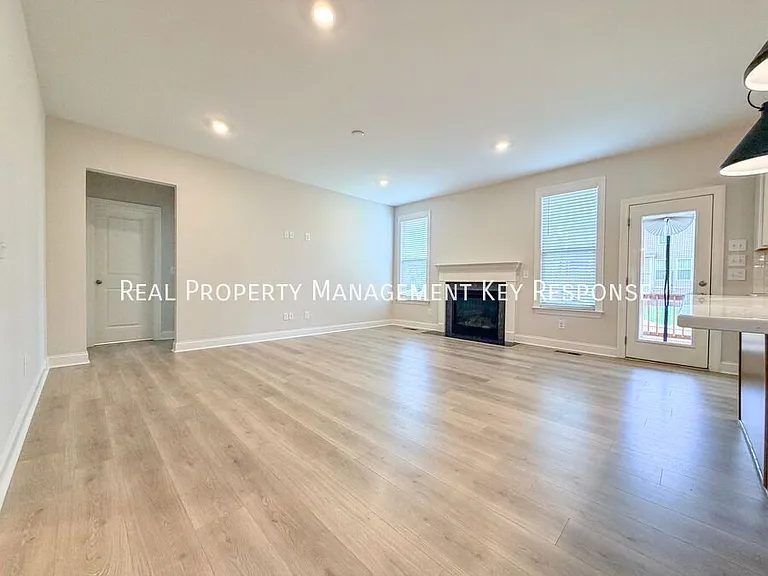 105 Cryer Dr — Photo 2