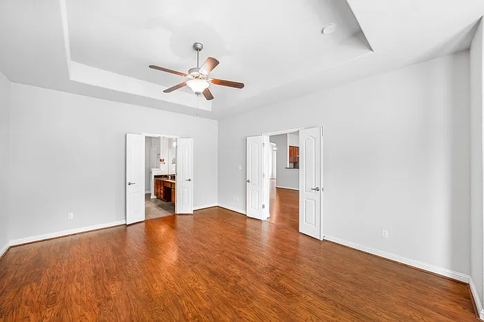 310 Bellagio Dr — Photo 3