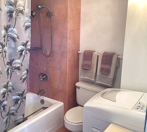 Full bathroom with Washing machine