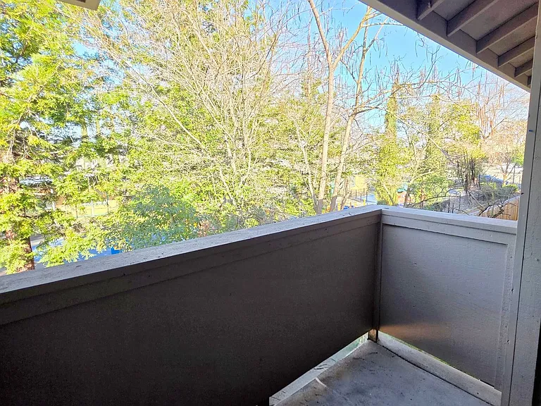 2411 Mission Ave — Photo 34