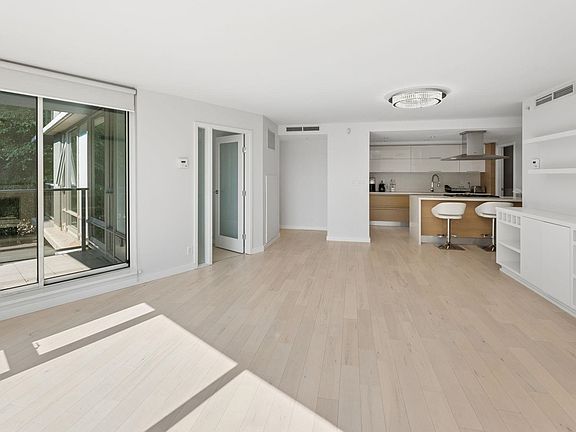 5th image of 8 Smithe Mews #305