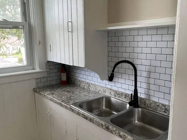 21 Norfolk Ave Floor 2, Pawtucket, RI 02861