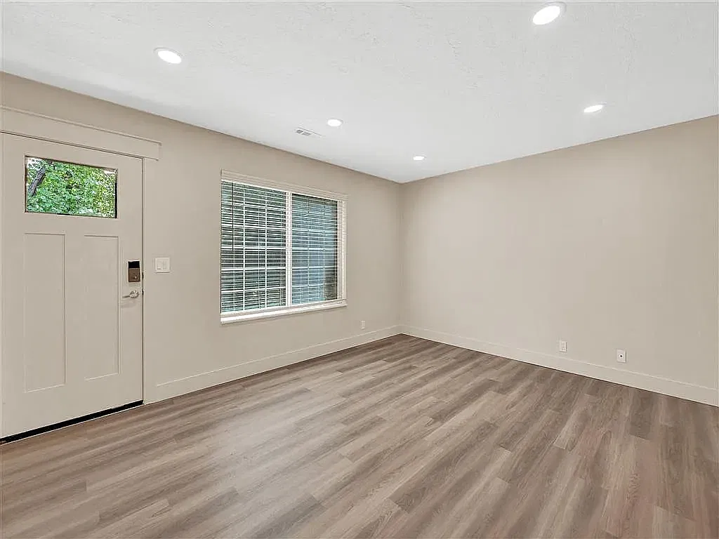 2 bed, 1.5 bath, 1060 sqft, $1,899 — Photo 3