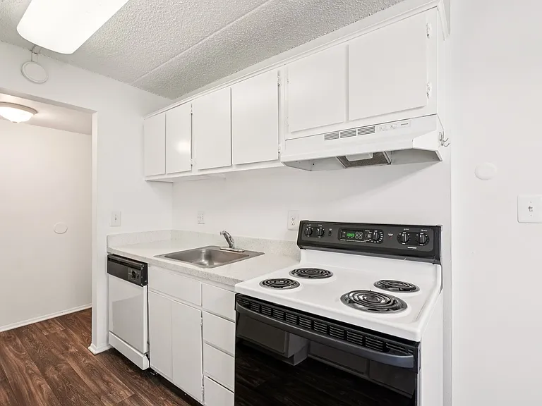 Riverside Village Apartments — Photo 103
