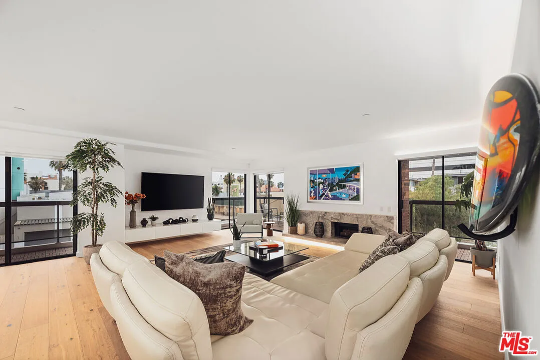 2 bed, 2.5 bath, 1620 sqft, $8,495 — Photo 4